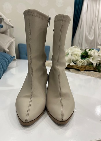 Bej Kadın Deri Topuklu Bot - Görsel 4
