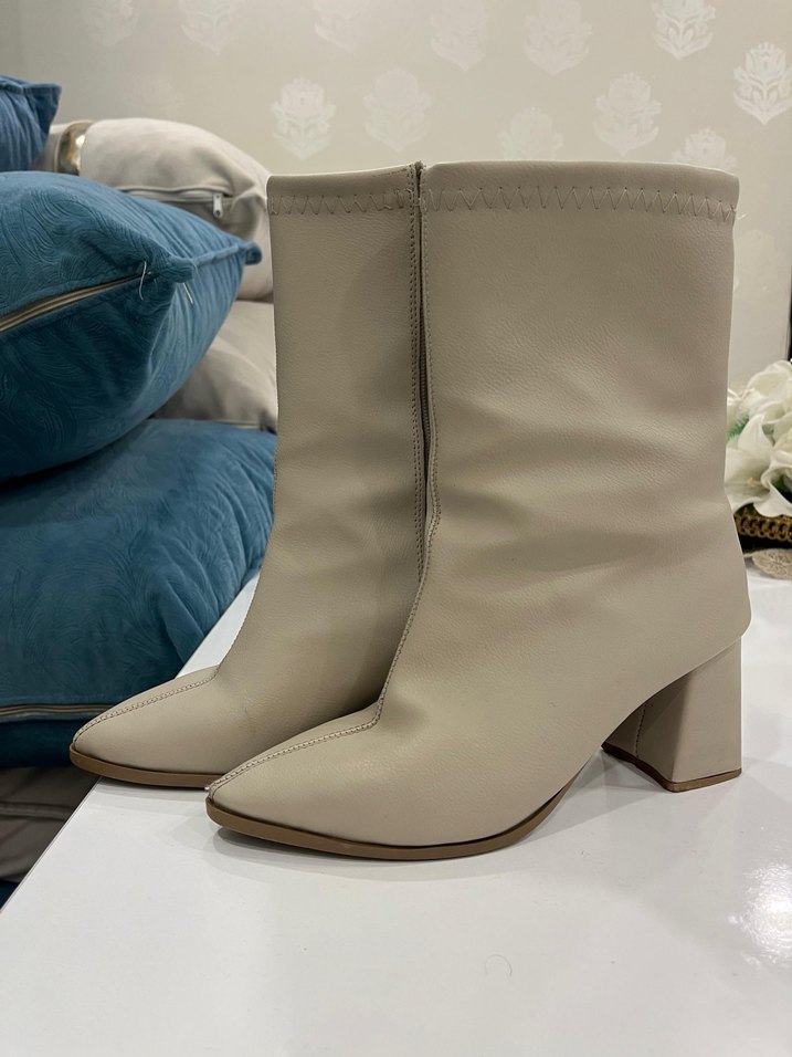 Bej Kadın Deri Topuklu Bot - Görsel 3