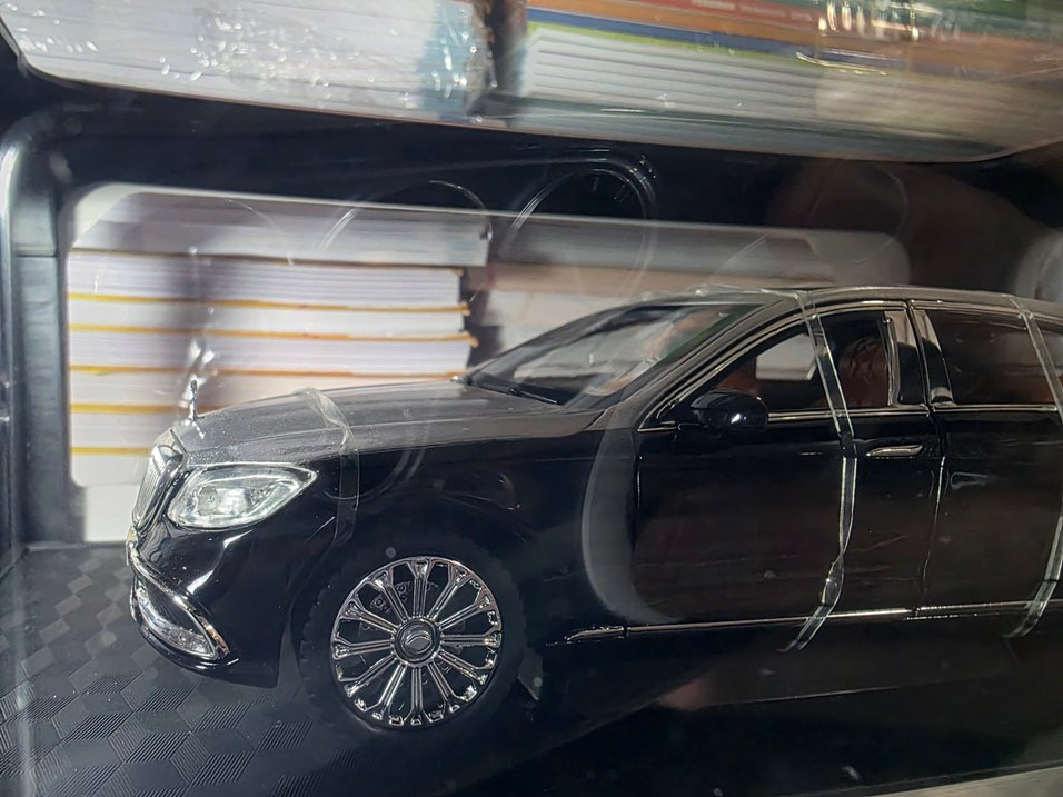 Mercedes S600 Maybach 1.24 Maket Araba - Görsel 3