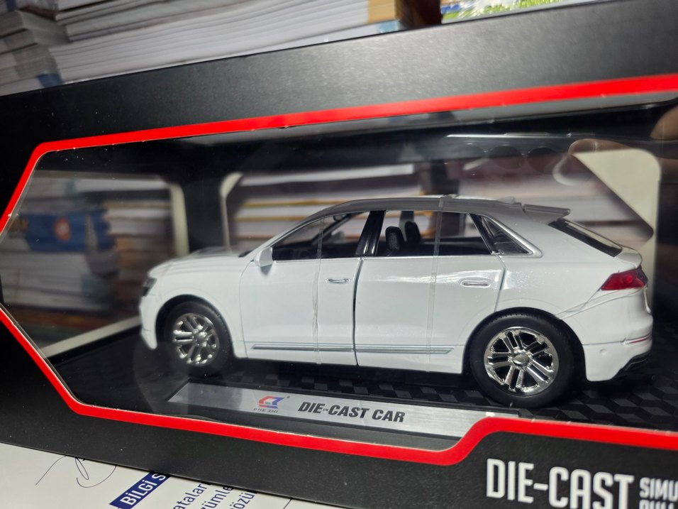 Audi Q8 1.24 Maket Araba - Görsel 3