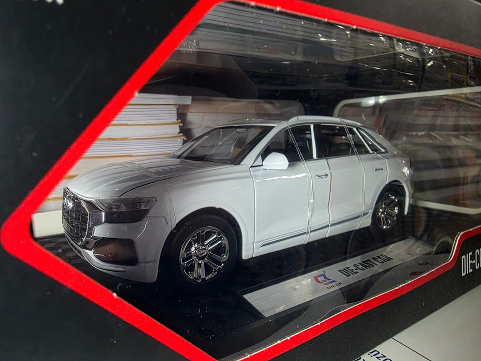 Audi Q8 1.24 Maket Araba - Görsel 2