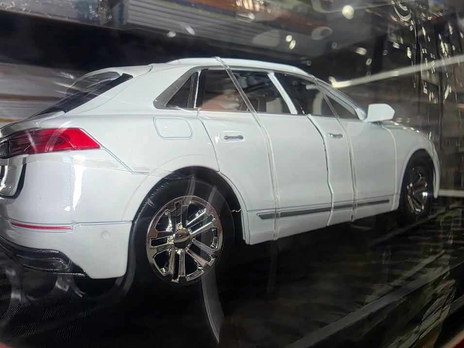 Audi Q8 1.24 Maket Araba - Görsel 4