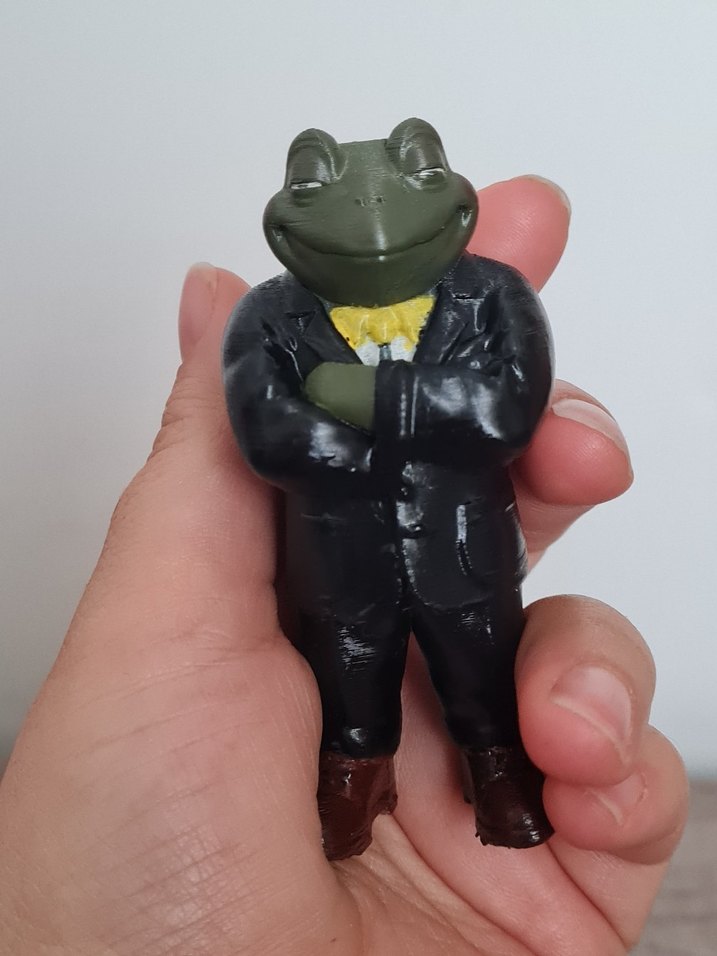 Siyah Takımlı Kurbağa Figürü - Görsel 2