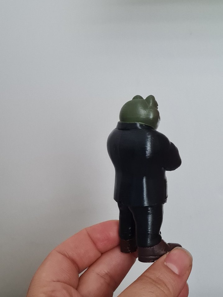 Siyah Takımlı Kurbağa Figürü - Görsel 4