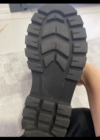 Zincir Detaylı Siyah Deri Kız Çizmesi - Görsel 4