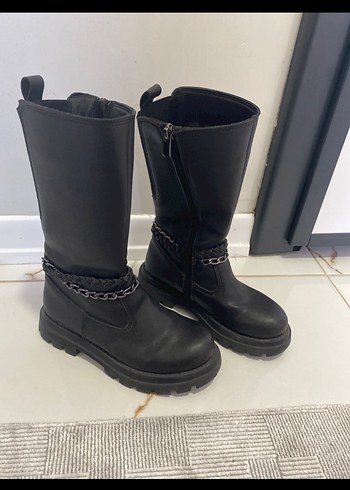 Zincir Detaylı Siyah Deri Kız Çizmesi - Görsel 2