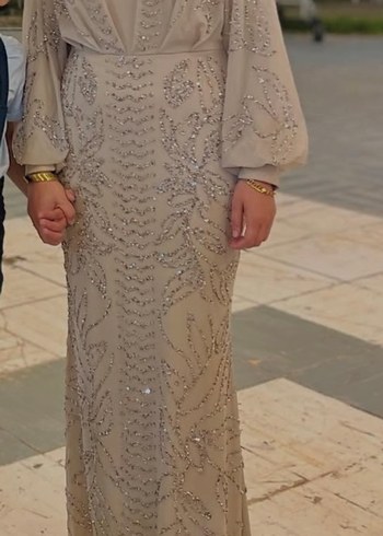 Abiye elbise Boncuk İşlemeli Uzun Kollu V Yaka Bej Elbise