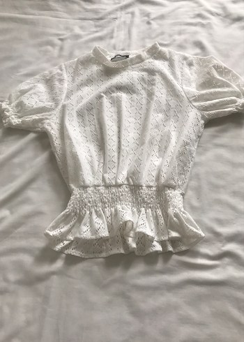 Beyaz Nakışlı Kısa Kollu Fırfırlı Bluz