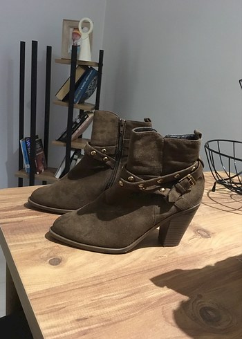 Kahverengi Süet Tokalı Kadın Bot - Görsel 2