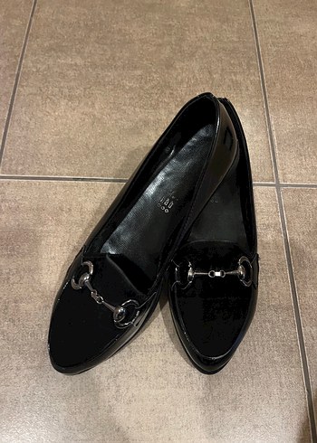 Siyah Parlak Tokalı Kadın Loafer