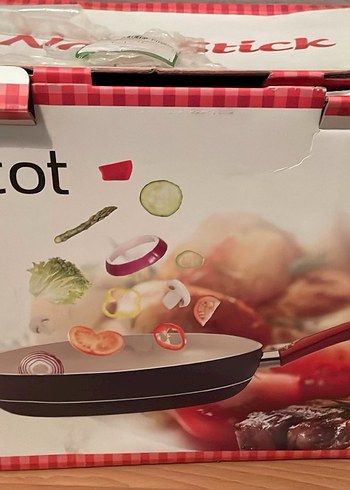 Beden siyah Renk Kırmızı Saplı Koyu Renk Tava ve Cam Kapak