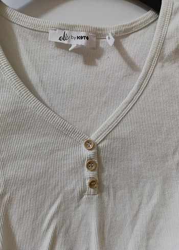 Koton Düğmeli V Yaka Beyaz Crop Kadın Tişört