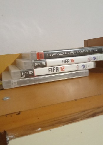 PS3 yanındada 9 adet cd içinde 20 adet oyun vardır.