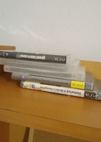 Sony PS3 yanındada 9 adet cd içinde 20 adet oyun vardır.