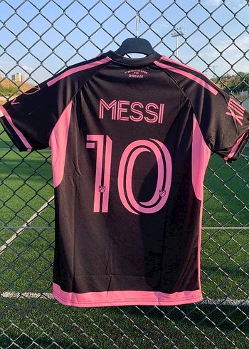 Ev sahibi siyah Inter Mıamı Messı forması