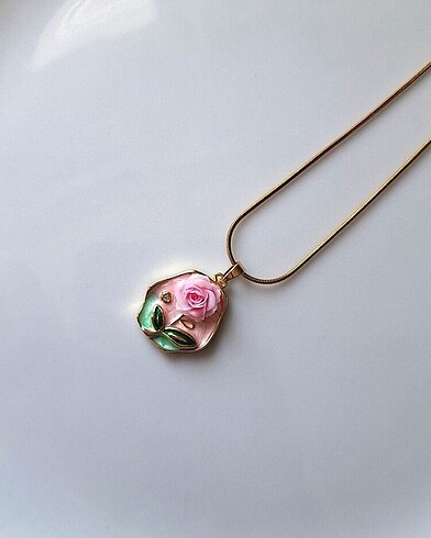 Pembe Gül Figürlü Kolye