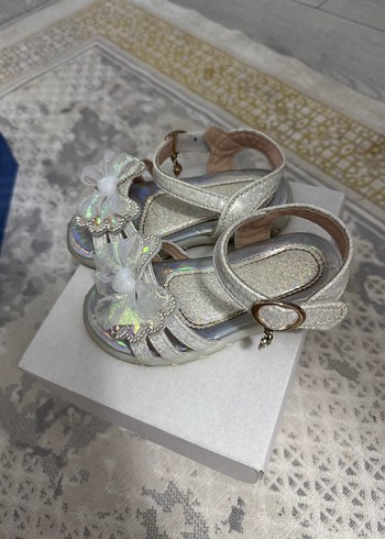 Kızlar için Beyaz Payetli Nakışlı Sandalet - Görsel 2