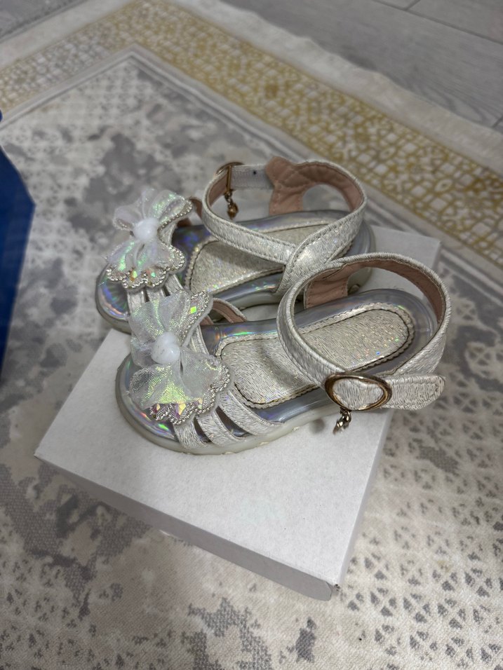 Kızlar için Beyaz Payetli Nakışlı Sandalet - Görsel 2