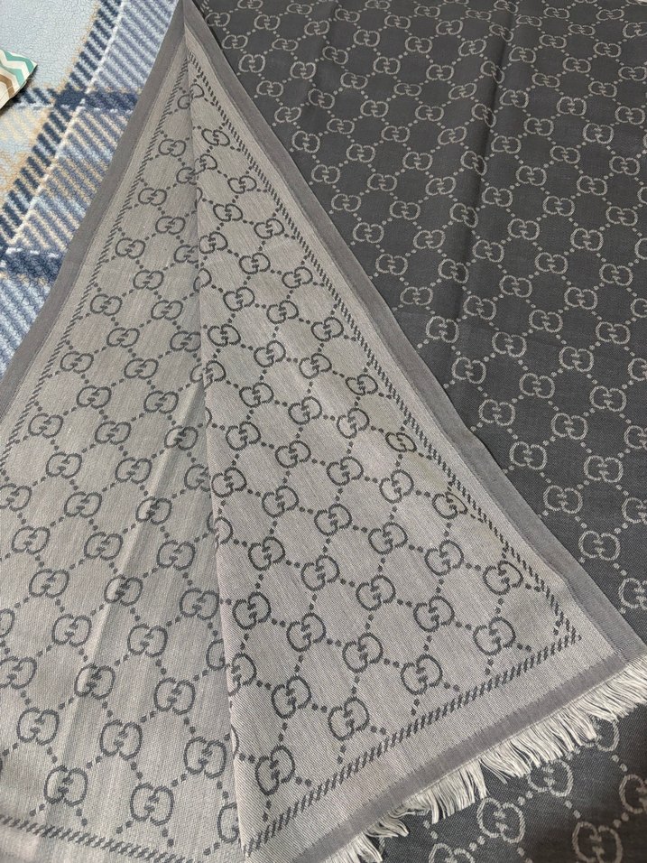 Desenli ve Düz Renk Şal - Görsel 4