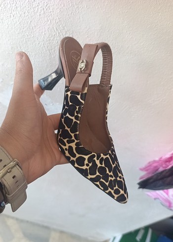 38 Beden Kahverengi Zebra Desenli Tokalı Topuklu Kadın Ayakkabı