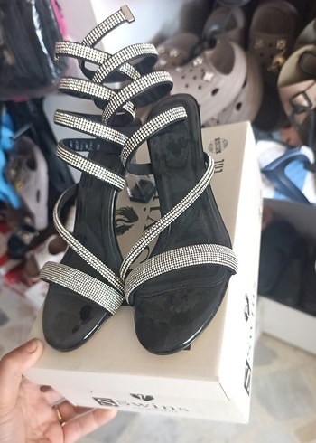 Siyah Parlak Yılan Desenli Tokalı Stiletto
