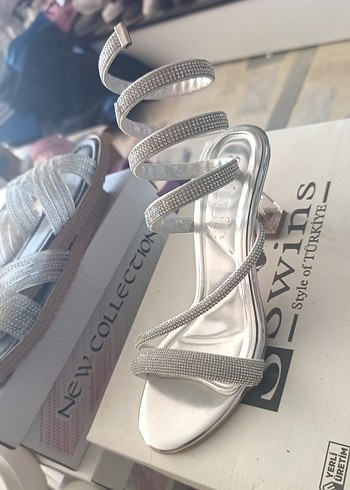 Beyaz Yılan Derisi Desenli Metal Topuklu Kadın Ayakkabı