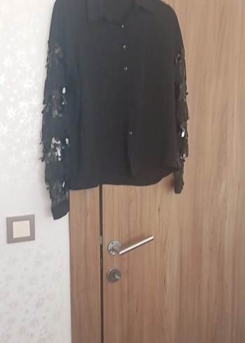 Siyah Düğmeli Uzun Kollu Gömlek