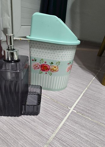 Beden Renk Çiçek Desenli Kapaklı Mini Çöp Kutusu