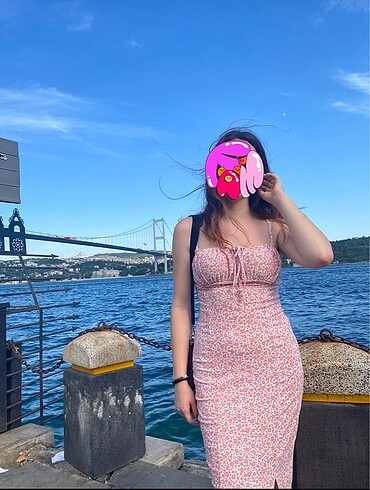 Pembe çiçekli elbise