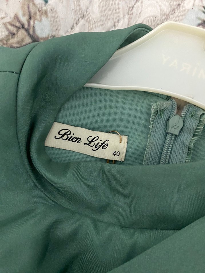 Uzun Parlak Yeşil Drapeli Kadın Abiye - Görsel 3