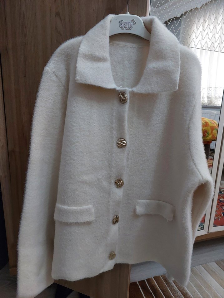 Düğmeli Beyaz Kadın Hırka - Görsel 3