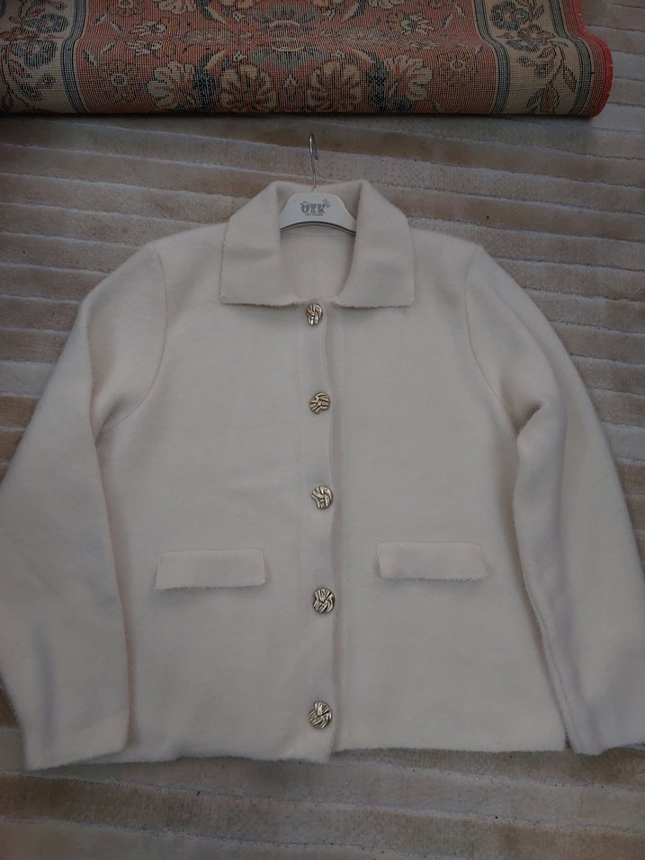 Düğmeli Beyaz Kadın Hırka - Görsel 2