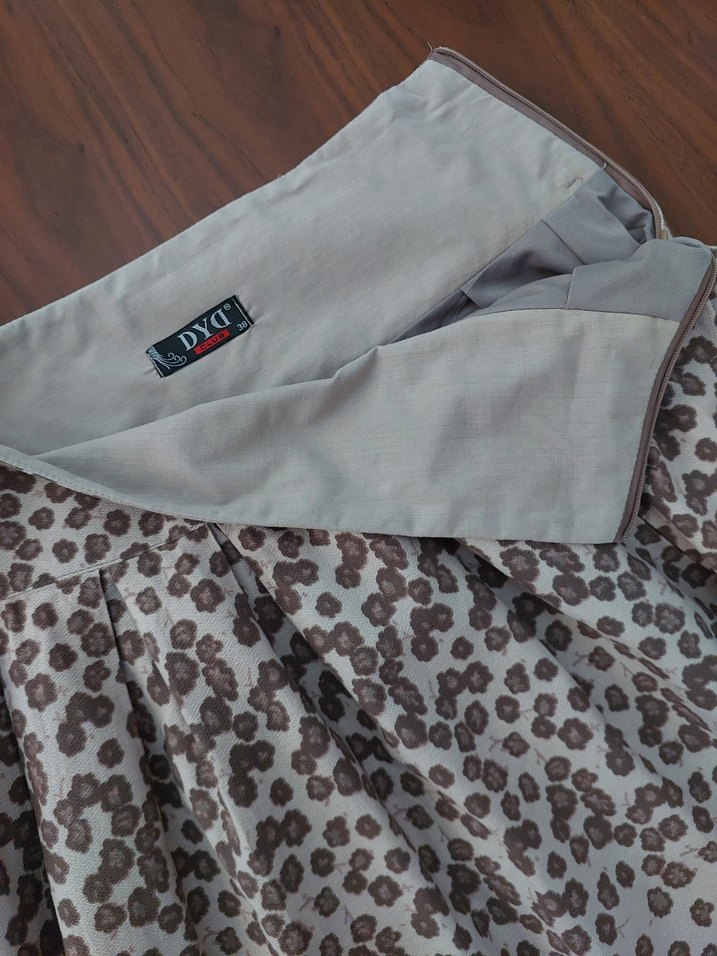 Dantel Detaylı Bej Nakışlı Mini Etek ve Beyaz Gömlek - Görsel 3