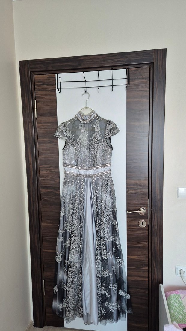 Uzun Gri İşlemeli Abiye - Görsel 2