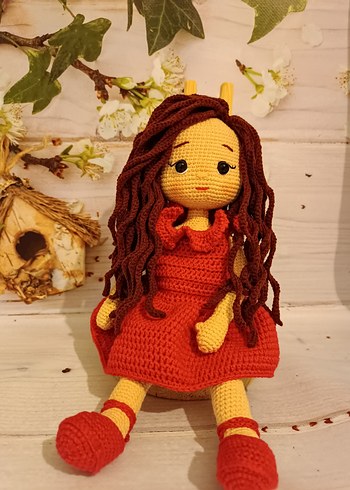 Kırmızı Elbiseli Örgü Amigurumi Bebek
