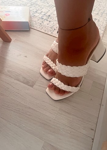 Beyaz Örgü Detaylı Kadın Topuklu Terlik