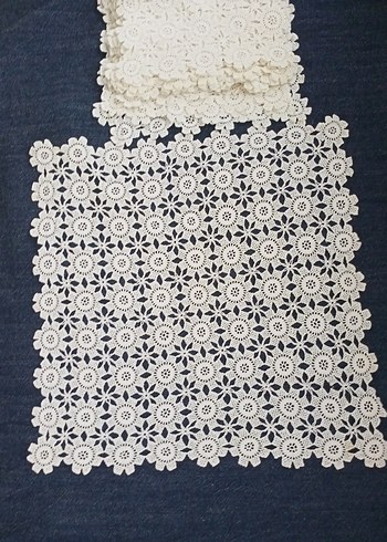 El Yapımı Dantel Masa Örtüsü