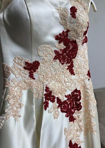 Beyaz Nakışlı Drapeli Straplez Nişan Elbisesi - Görsel 2