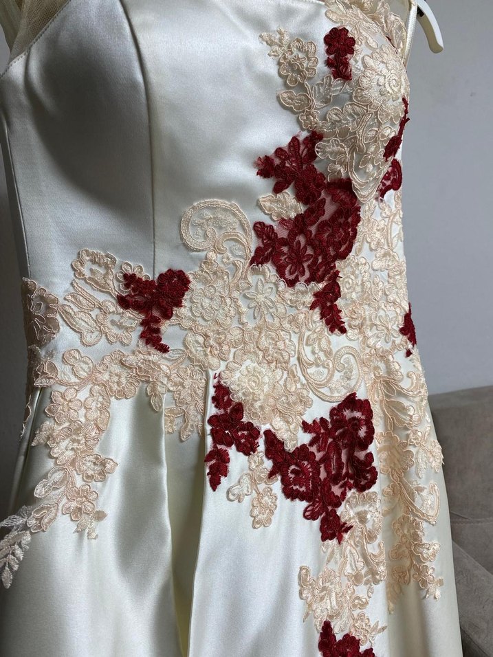 Beyaz Nakışlı Drapeli Straplez Nişan Elbisesi - Görsel 2