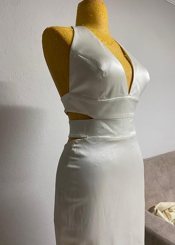 V Yaka Beyaz Uzun Saten elbise - Görsel 2