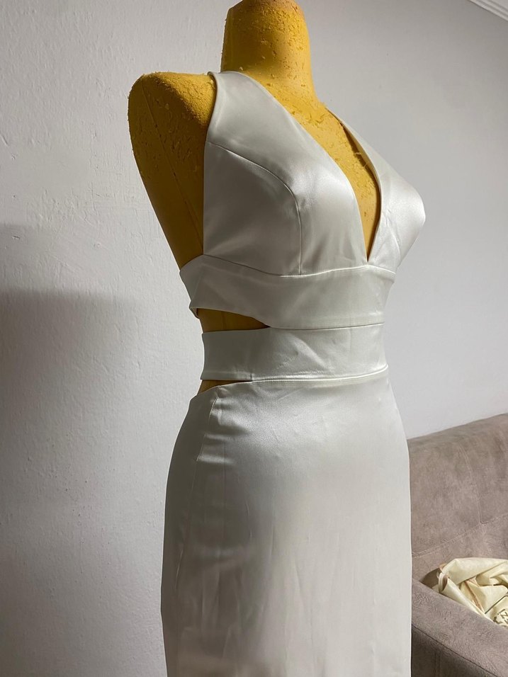 V Yaka Beyaz Uzun Saten elbise - Görsel 2