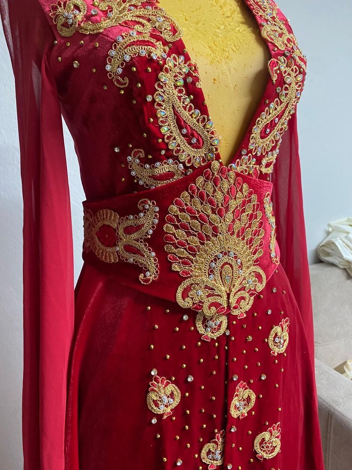 Uzun Kırmızı V Yakalı İşlemeli Kadın Kına Elbisesi - Görsel 3