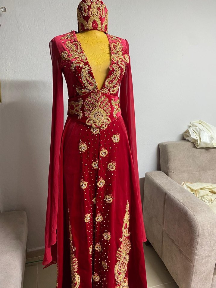 Uzun Kırmızı V Yakalı İşlemeli Kadın Kına Elbisesi - Görsel 2