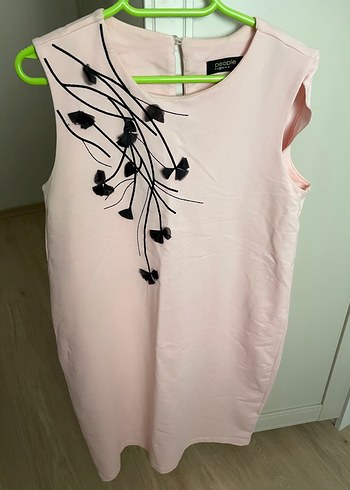 Pembe V Yaka Kolsuz Elbise siyah detaylı