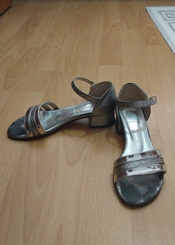 Diger Gri Yılan Desenli Tokalı Kadın Topuklu Ayakkabı - Görsel 2