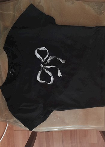 Siyah Kısa Kollu Göğüs Fiyonk baskılı XS crop