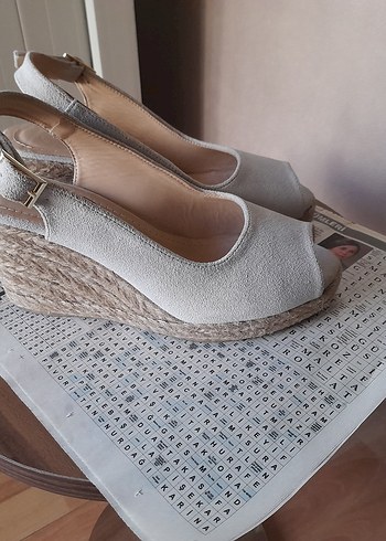 Bambi Bej Süet Kadın Dolgu Topuklu Sandalet