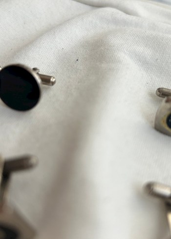 Gri ve Beyaz Tonlarında Klasik Erkek Kol Düğmeleri - Görsel 3