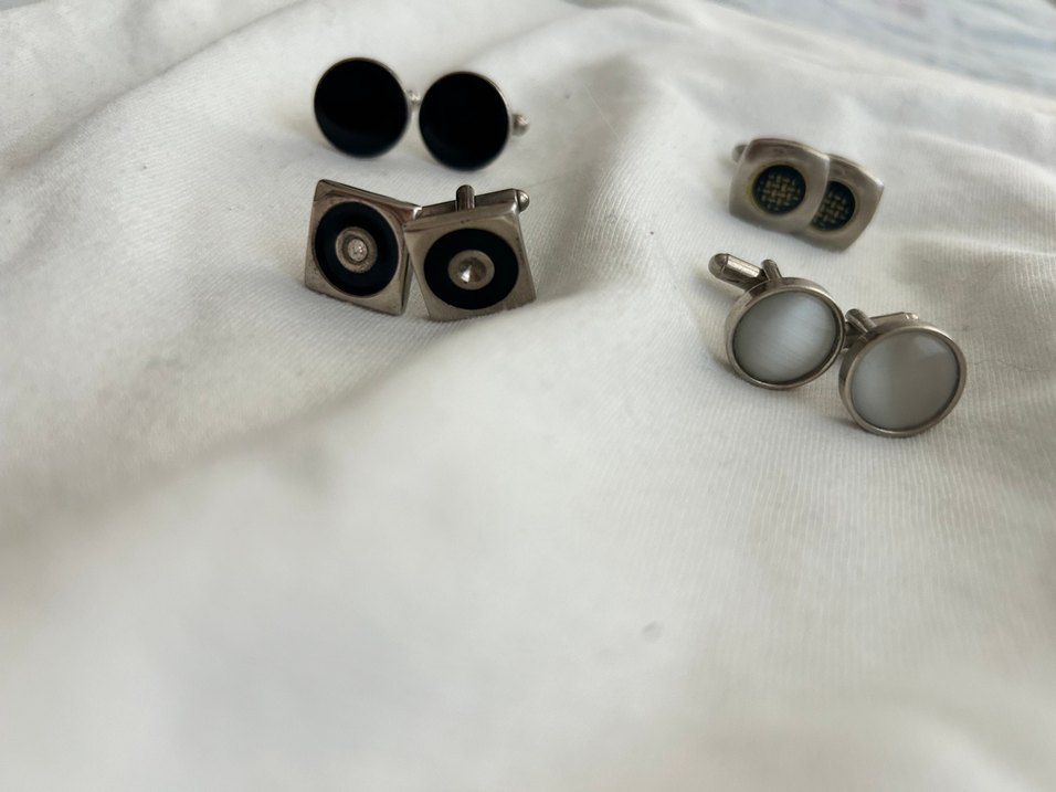 Gri ve Beyaz Tonlarında Klasik Erkek Kol Düğmeleri - Görsel 2