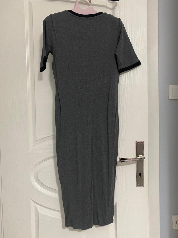 Gri Kısa Kollu Hamile Elbisesi, Uzun ve Vücuda Oturan - Görsel 2